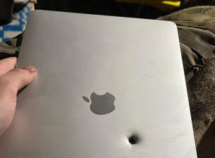 MacBook Air спаси живота на украински войник и продължи да работи