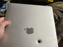 MacBook Air спаси живота на украински войник и продължи да работи