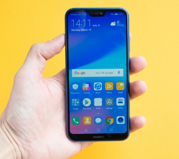 С Huawei P20 lite изрязаните дисплеи влизат в средния сегмент