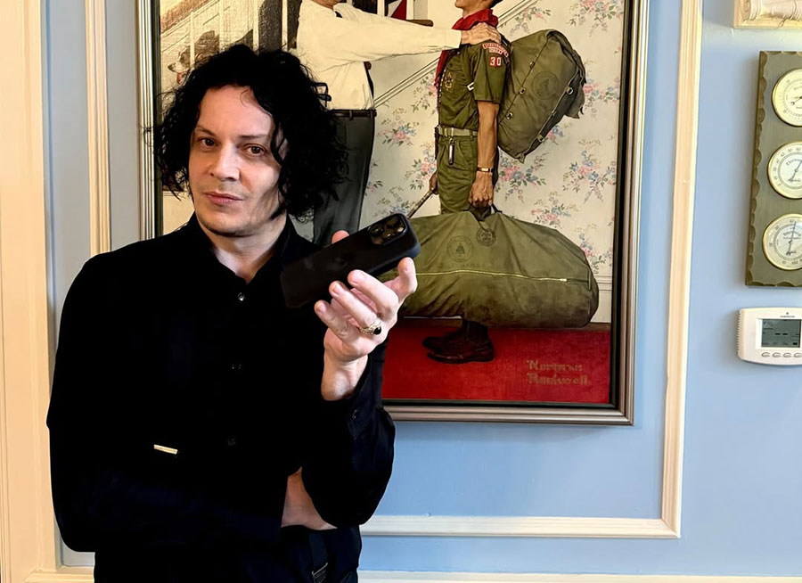 Рокзвезда получи своя първи мобилен телефон едва на 50 години