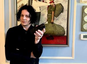 Рокзвезда получи своя първи мобилен телефон едва на 50 години