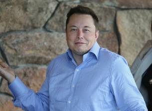 Илон Мъск сменя телефоните си често и понякога унищожава старите