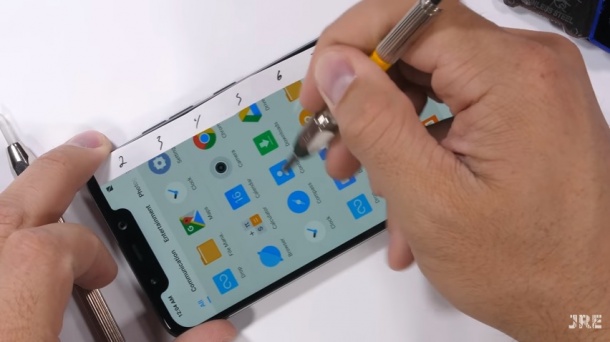 Pocophone F1 се представи отлично на тестовете на JerryRigEverything