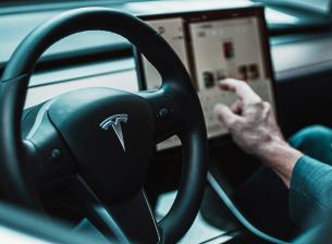Tesla вече набира персонал за представителството в България
