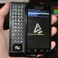 Как да отключите Motorola Droid?