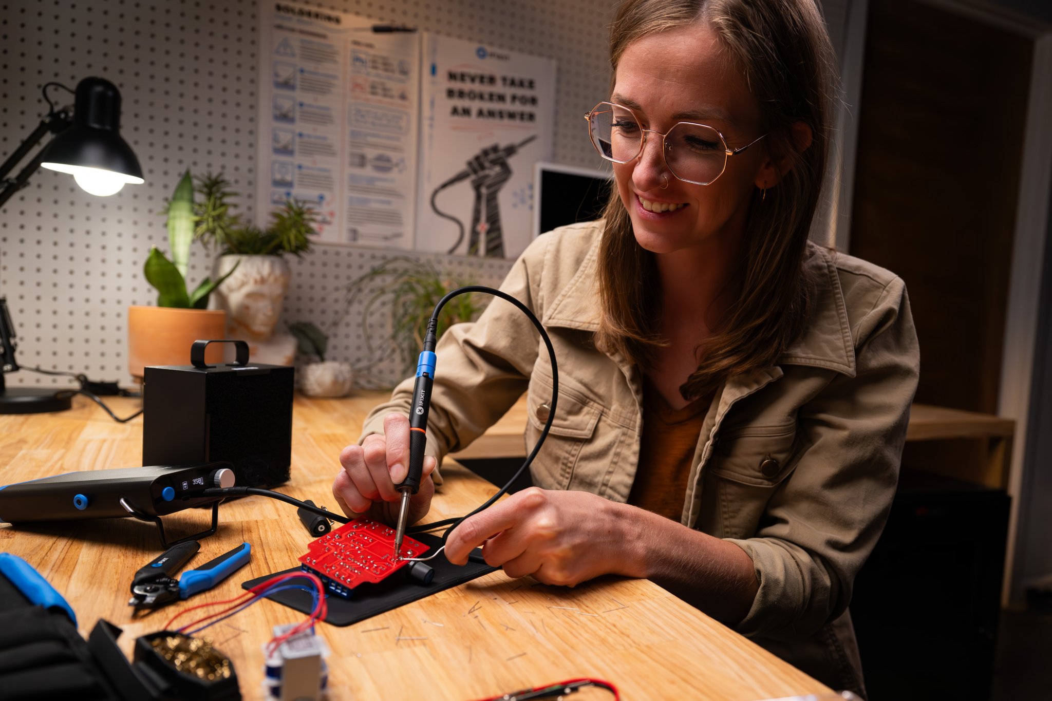 iFixit улеснява ремонта на всякакви устройства в домашни условия с новия си уред