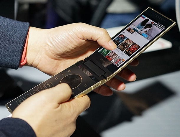 Сгъваемият Samsung W2018 предлага променлива бленда