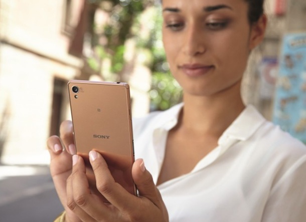 Снимки на Sony Xperia Z3 в меден цвят и поглед към новата гривна SmartBand