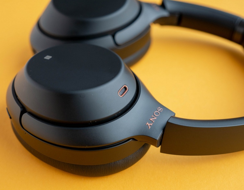 Видео показва основните функционалности на Sony WH-1000XM4