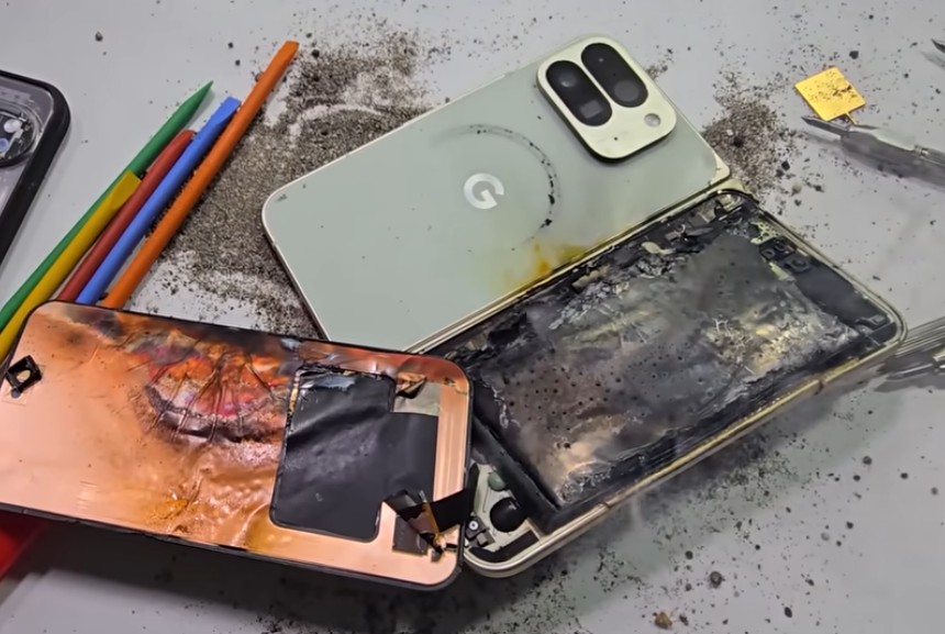 Тест за издръжливост на Pixel 10 Pro Fold доведе до дим от батерията