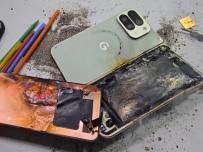 Тест за издръжливост на Pixel 10 Pro Fold доведе до дим от батерията