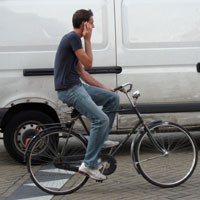 Велосипедистите в Калифорния скоро може би няма да могат да използват телефоните си