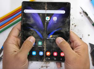 Samsung Galaxy Z Fold2 се справя по-добре с тестовете на JerryRigEverything