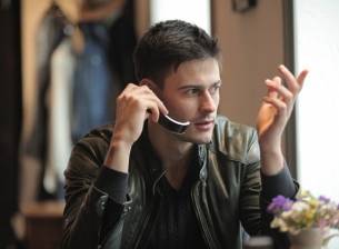 Тази умна гривна се превръща в телефон