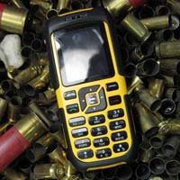 Какво става с телефоните, когато стрелят по тях