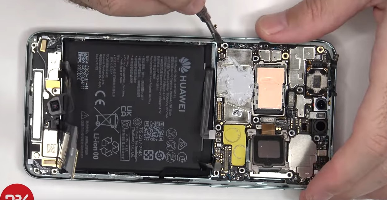 Видео показва Huawei Mate 60 Pro отвътре