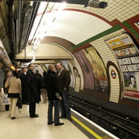 Лондонското метро с комуникация за спешни случаи