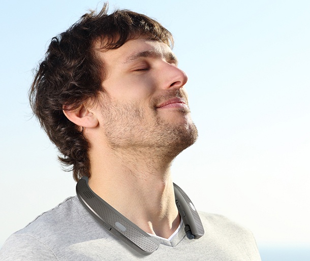 Слушалките LG TONE Studio поставят високоговорители около врата