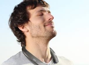 Слушалките LG TONE Studio поставят високоговорители около врата