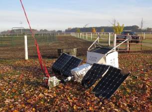 Балонът за космическо селфи на Samsung се разби в американска ферма