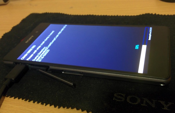 Снимки на непознат телефон на Sony, прилича на версия на Xperia Z1