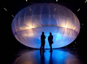 Google иска честоти за доставка на интернет чрез дронове и балони