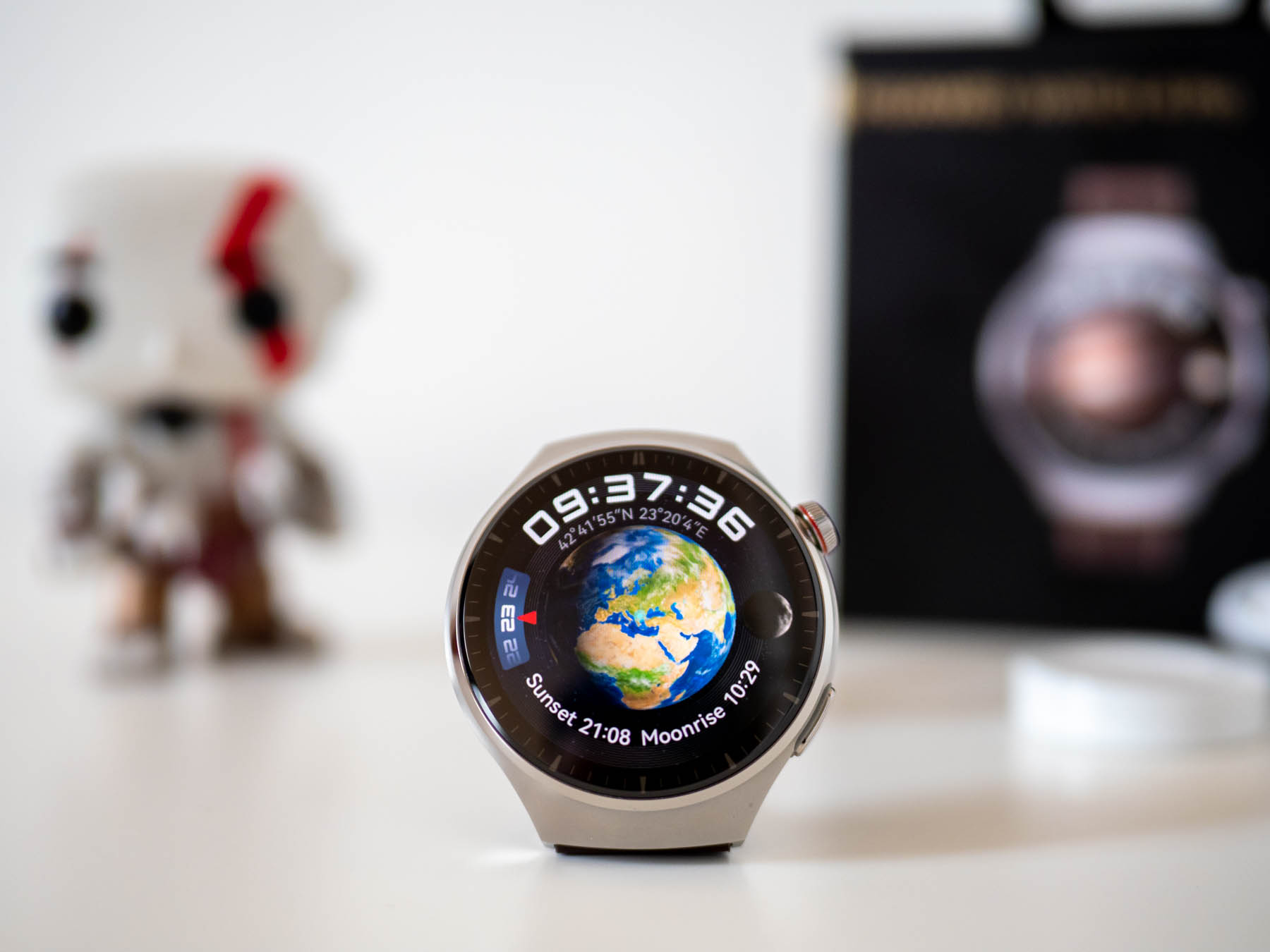 РЕВЮ: Huawei Watch 4 Pro е с eSIM и усещане за лукс