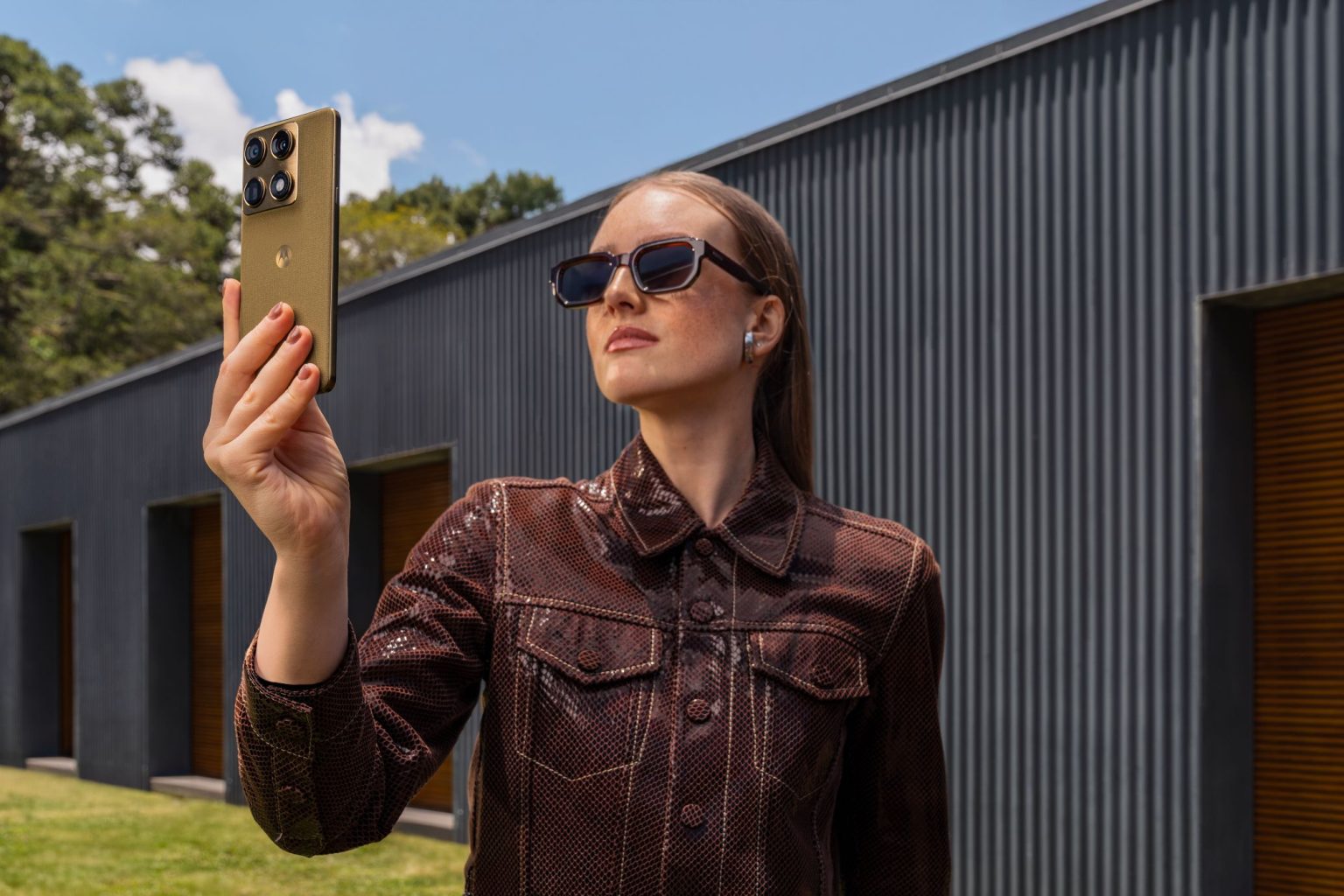 Motorola Signature залага на Snapdragon 8 Gen 5 и тройна 50MP камера