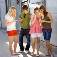 Младите хора предпочитат SMS пред електронната поща