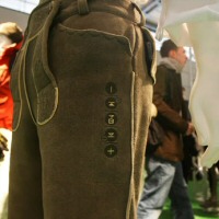 Панталони с вграден телефон