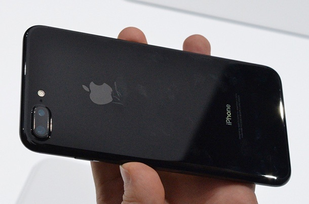 Apple предупреждава, че гланцовото покритие на iPhone 7 се драска