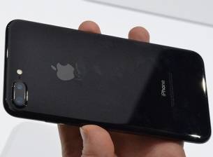 Apple предупреждава, че гланцовото покритие на iPhone 7 се драска