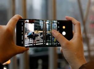 Потребители се оплакват от проблеми с дисплея на Samsung Galaxy S9 и S9+