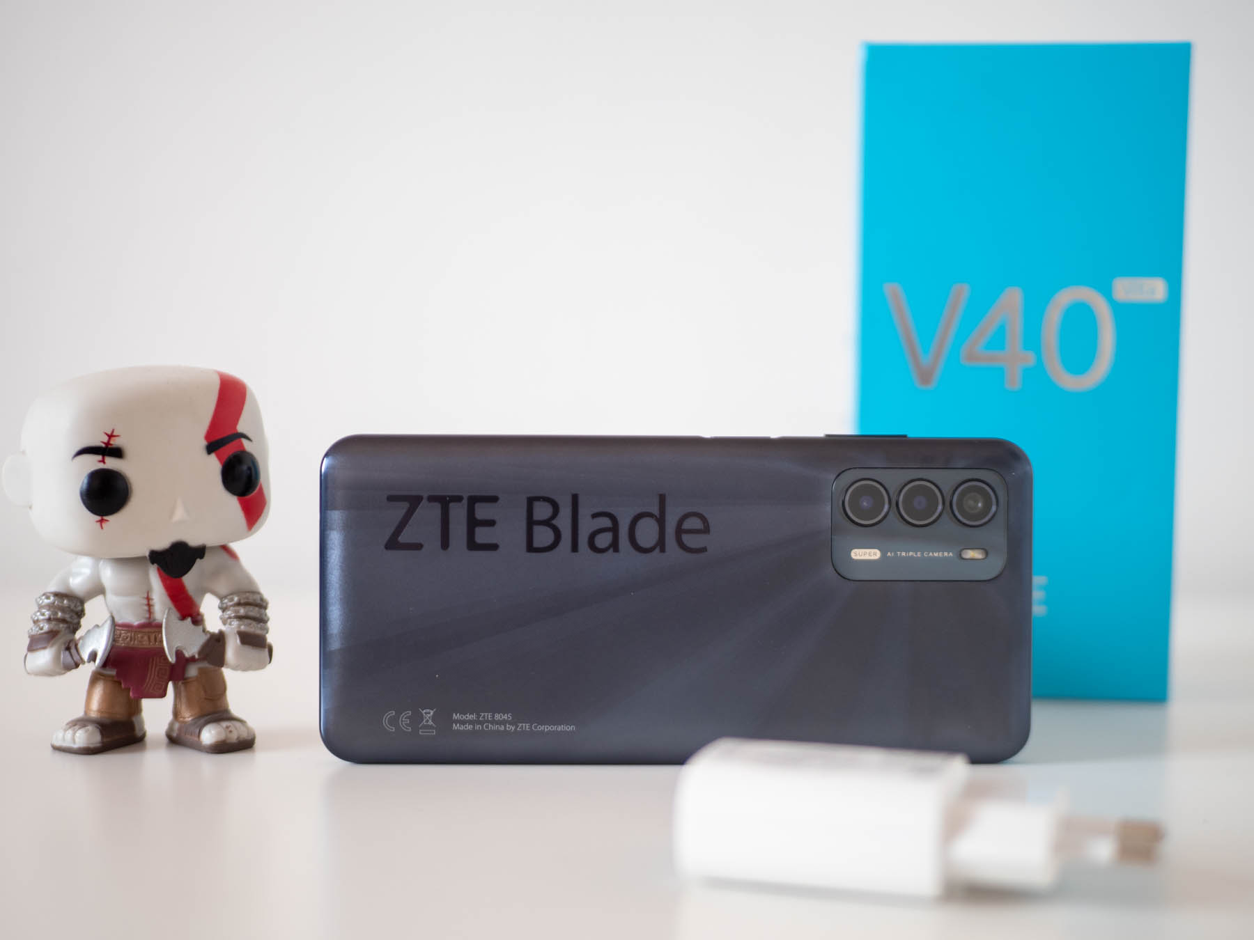 РЕВЮ: ZTE Blade V40 Vita е базов модел с приятна визия