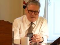 Новият премиер на Великобритания използва изненадващ смартфон