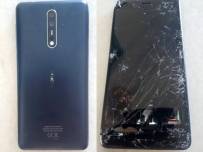 Nokia 8 оцеля след падане от 24 етаж