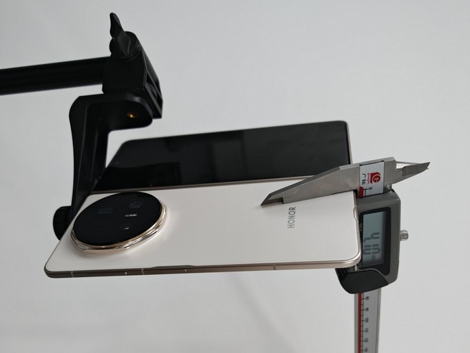 Honor отговори за дебелината на Magic V5