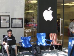 Премиерата на iPhone 5 може да бъде чак през септември