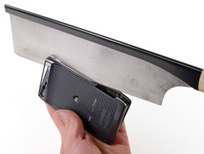 Батерията на Motorola Droid RAZR е с дебелина само 2,8 мм