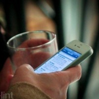 Защо се бави белият iPhone 4?