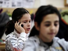 Проучване не открива връзка между мобилните телефони и раковите заболявания при децата