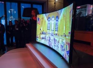 Samsung пуска в масово производство огъващ се телевизор