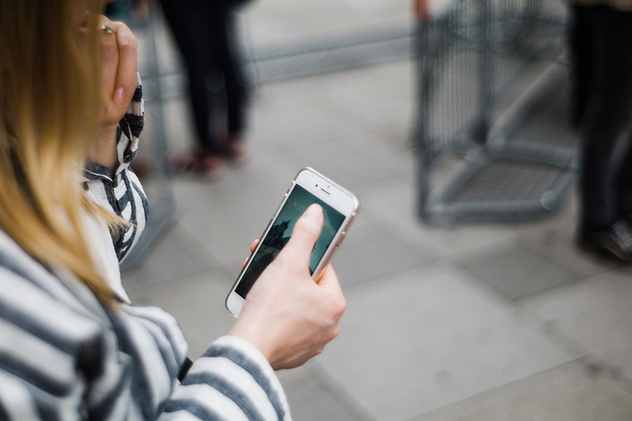 Омбудсманът срещу повишаването на цените от мобилните оператори