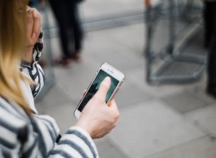 Омбудсманът срещу повишаването на цените от мобилните оператори