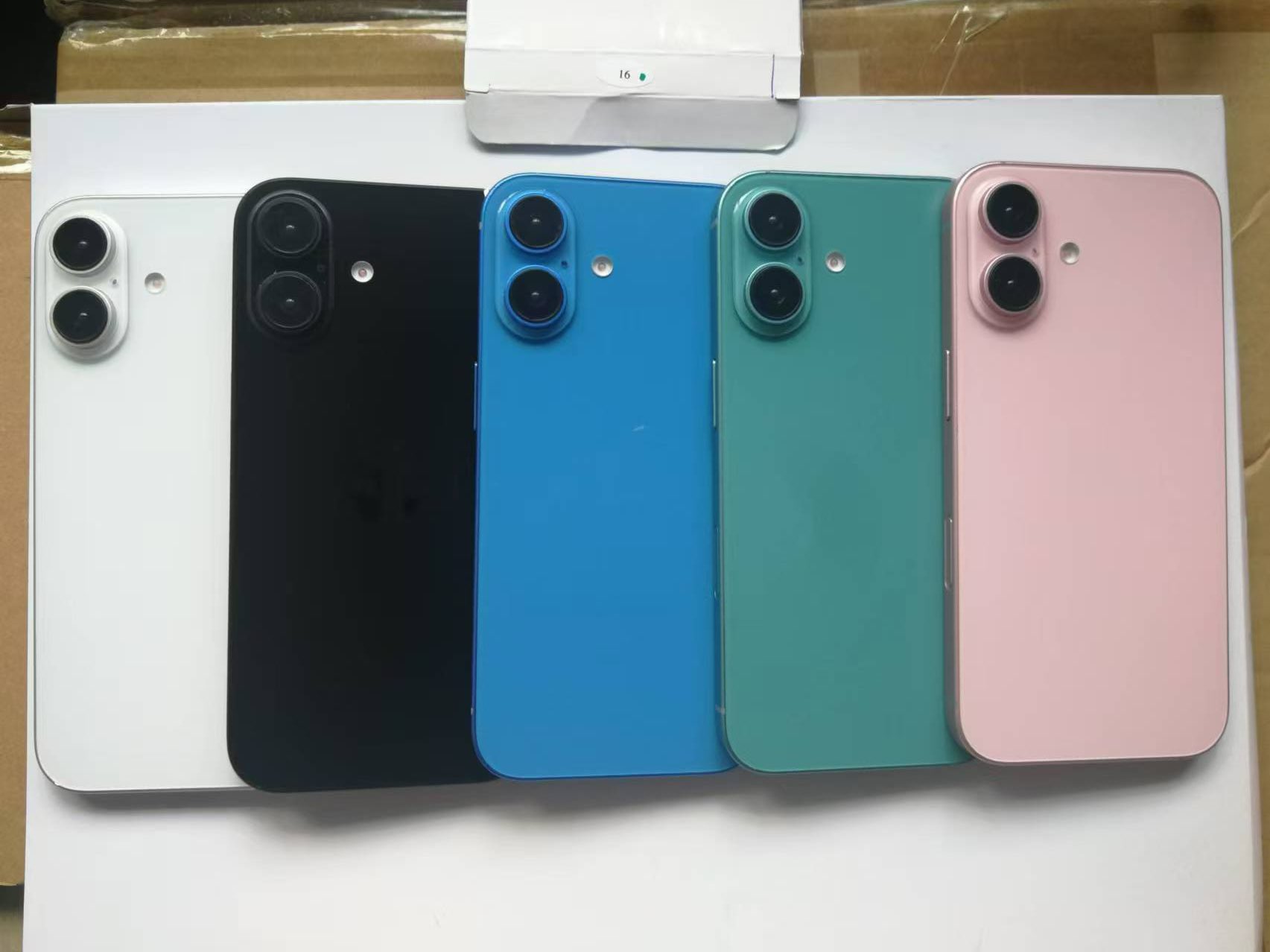 Снимка показва цветовете и променената камера на iPhone 16