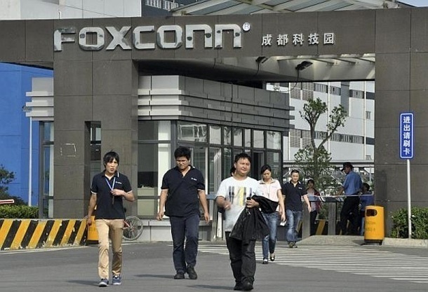 Ученици са полагали извънреден труд за сглобяване на iPhone X в завод на Foxconn