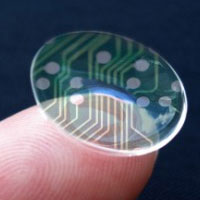 Учени обещават дисплеи в контактни лещи