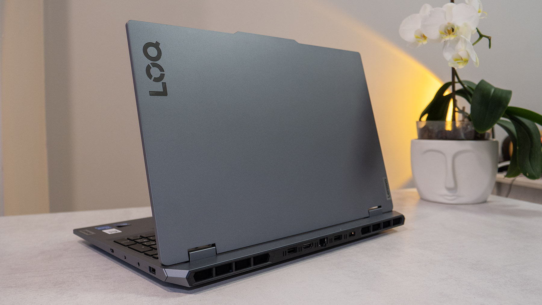 РЕВЮ: Lenovo LOQ 15IAX9I е добре балансиран и достъпен геймърски лаптоп