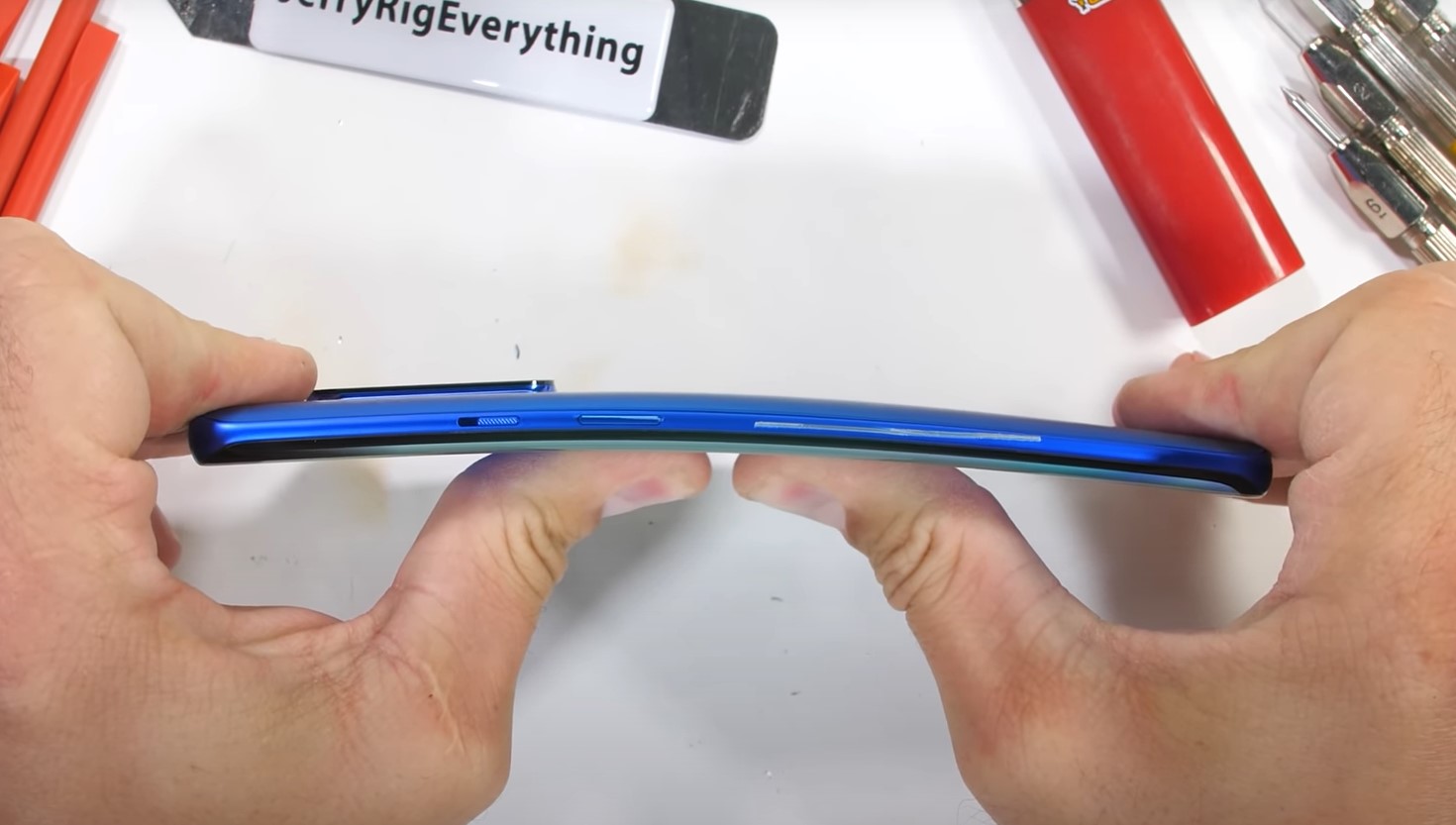 OnePlus 8 Pro има издръжлива конструкция