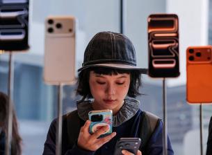 Apple се изкачи на първото място по продажби на смартфони през 2025